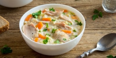 Polévky vás nezasytí? Tahle krémová kuřecí se zeleninou funguje jako plnohodnotné jídlo