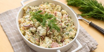 Tuňákový salát s vejci a fetou: Rychlé jídlo plné bílkovin, které vás opravdu zasytí