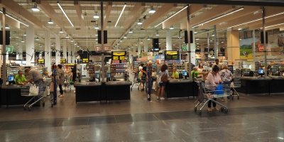 Můžete si držet místo ve frontě vozíkem? Etik vysvětluje, kde končí ohleduplnost