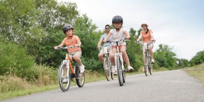 Bez koleček je to rychlejší, říká specialista. Jak naučit dítě jezdit na kole?