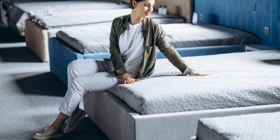 Když si zákazníci lehnou na matrace v botách, někdy i usnou, popisují prodejci