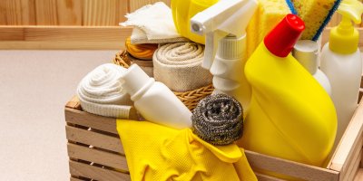 „Čističe se sice nekazí jako jogurt, ale u dezinfekce můžete mít doma jen drahou vodu,“ vysvětluje zkušená uklízečka