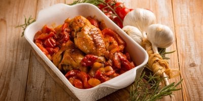 Recept: Kuře pečené na rajčatech s česnekem a bylinkami z jednoho pekáče