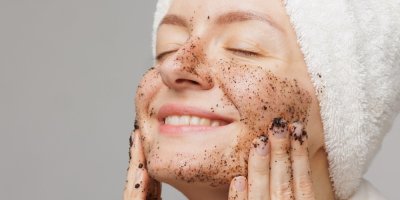 Otestovali jsme peelingy na obličej z drogerií: Levný favorit porazil drahé značky