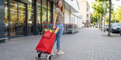 „Před pár lety by se mi vysmáli.“ Pojízdné tašky dnes už nejsou jen pro seniory, šetří záda i peníze, říká fyzioterapeut