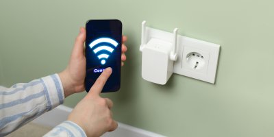 Jak zesílit slabou wifi? Kupte si zesilovač do zásuvky za pár stovek, funguje to spolehlivě