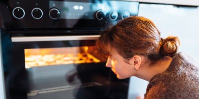 Předehříváte troubu pokaždé? U většiny jídel je to zbytečné! Ve skutečnosti záleží na tom, co pečete