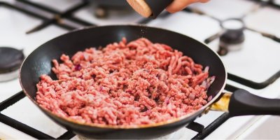 Mleté maso na pánvi mizí. Nejde o kouzlo, ale o složení. Napoví název na obalu