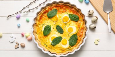 Milujete slané koláče? Tenhle se špenátem a vařenými vejci je vláčný, drží tvar a chutná skvěle teplý i studený