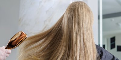 Chcete dlouhé vlasy do léta? Zapomeňte na zázraky a dopřejte vlasům správnou péči, radí zkušená kadeřnice