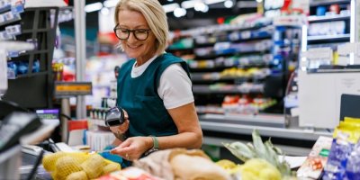 BILLA od dubna zvyšuje platy prodavačům, ale na Lidl nebo PENNY stále nemá. Srovnání ukazuje rozdíly mezi řetězci