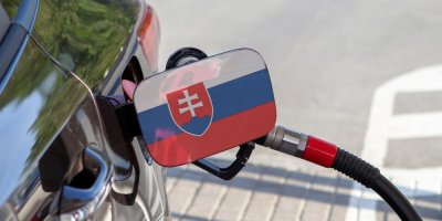 Slovensko zavedlo dvojí ceny nafty. Zahraniční SPZ včetně českých si připlatí kolem 6 korun na litr
