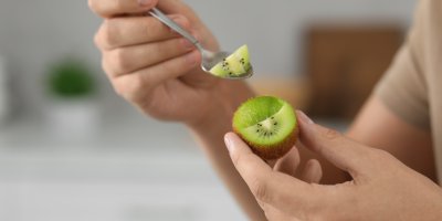 Na sítích letí kiwi každý den. Pomáhá na trávení i spánek, nebo jde o přehnaný trend?