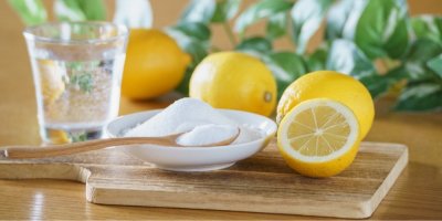 Kyselina citronová stojí pár korun, ale nahradí půlku drogerie. Většina lidí ji přitom používá špatně nebo vůbec