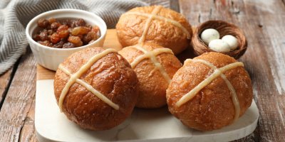 Na Velikonoce vždy peču tyto bochánky s křížkem: Tradice, o které víme, ale málokdo jí opravdu rozumí