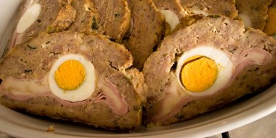 Zapomeňte na suchou sekanou: Plněná vejcem, šunkou a sýrem zůstává šťavnatá až do posledního plátku