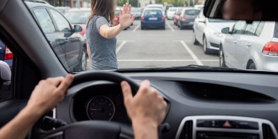 Lidé blokují parkovací místa pro známé. „Stála tam a řekla, že mě nepustí. Místo prý drží kamarádce,“ vytočilo mě to!