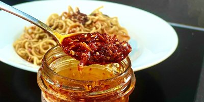 Křupavé chilli oleje jsou hitem TikToku a Instagramu. Skvělé jsou na rýži, těstoviny i zeleninu, shodují se lidé