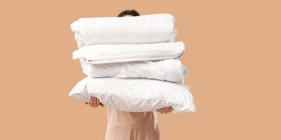 Jak často prát peřiny a polštáře: Přehled podle typu i materiálu
