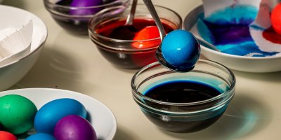 Jak ozdobit velikonoční vajíčka: 5 nápadů, včetně barvení v rýži nebo papírové utěrce