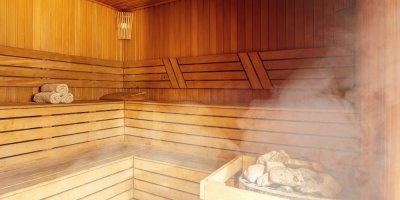 Saunování bez chyb: Proč plavky narušují účinek a mohou škodit, vysvětluje zdravotnice