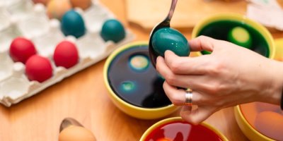 Máte už nabarvená vajíčka na Velikonoce? Chyba, varují hygienici. Jak dlouho vydrží vařená vejce?