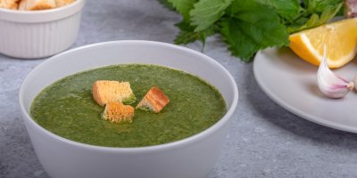 Natrhejte kopřivy, rozmixujte základ a za 25 minut máte dokonalou krémovou polévku, kterou vařily naše babičky