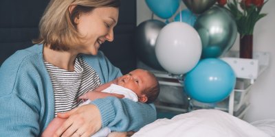 Dárek za porod jako nová povinnost? „Luxusní bolestné“ nemusí být to, co ženy potřebují, říká psycholožka