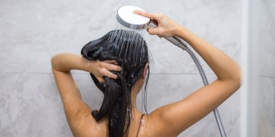 Používáte drahé značkové šampony, ale vlasy jsou bez lesku? Problém může být jinde, říká zkušená kadeřnice