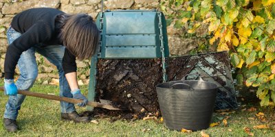 Kvalitní kompostér pořídíte už od 800 Kč. Odborník radí, jak vybrat správnou velikost a typ podle zahrady
