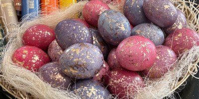 Z obyčejných vajec luxusní kousky za pár korun. Tenhle trik se zlatem letos ovládl Velikonoce