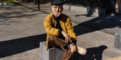 Ponožky v sandálech už nejsou to nejhorší. Stylista popsal chyby, které mužům ubírají na stylu