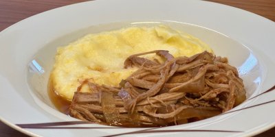 Nejlepší způsob, jak doma připravit levnou vepřovou plec. Maso, které se rozpadá na vidličce