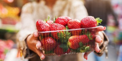 Nejlepší slevy z letáků od 8. 4.: Utíkejte pro plnotučné mléko za 12,90 Kč, jahody za 34,90 Kč a avokádo za 14,90 Kč