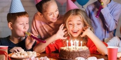 Dětská oslava bez stresu: Organizátorka radí, kdy zvolit hernu a kdy si vystačíte s obývákem