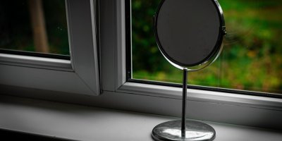 Zrcátko u okna může způsobit požár. Hasiči popsali případ, kdy slunce zapálilo byt