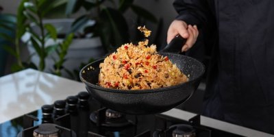 Recept na smaženou rýži z jedné pánve. Jak využít zbytky z lednice a připravit rychlou večeři