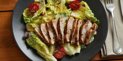 Rozpalte gril, naložte kuře a za chvíli máte šťavnaté maso na svěžím salátu, který křupe