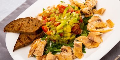 Grilovaný pstruh s avokádovým salátem a chlebem: Lehké jídlo, které zasytí bez pocitu těžkosti