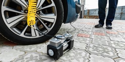 Pánové, kupte si už konečně ten kompresor. 10 skvěle hodnocených na foukání auta, kola, míčů i na čištění