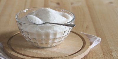 Cukr v misce se lžičkou