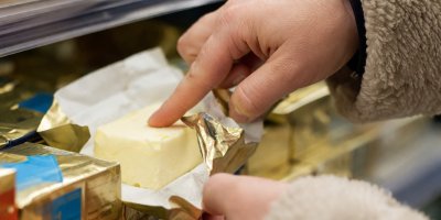 Zákaznice otevřela máslo a ochutnávala ho prstem. Stála jsem vedle a nevěděla, co udělat, popisuje Lucie zážitek