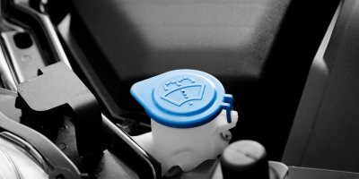 Letní kapaliny do ostřikovačů: Levná směs může poškodit lak. Řidiči to často zjistí až po sezóně