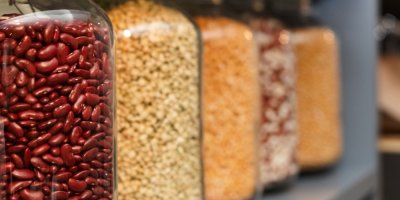 Syrové fazole, brambory nebo hořké mandle mohou být nebezpečné. Expertka vysvětluje rizika a radí, jak se vyhnout otravě