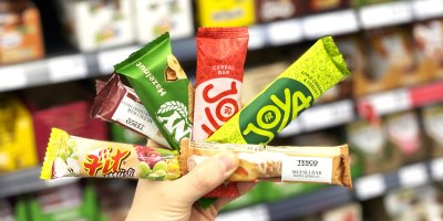 Müsli tyčinky ze supermarketů nejsou „zdravá svačina“, ale spíš sladkost. Vypadají zdravě, ale cukru mají jako sušenka