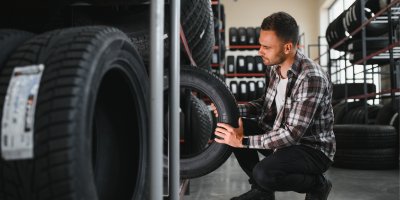 Čeká vás přezutí na letní gumy? dTest varuje před těmito modely, nezvládají ani suchou vozovku