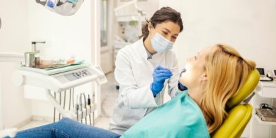 Za bílé plomby už lidé nemusí platit vše sami. Od roku 2026 platí nová pravidla