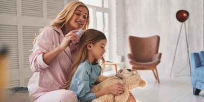 Ranní česání může být klidnější. Rozdíl dělají správné gumičky, kartáč i technika, vysvětluje kadeřnice