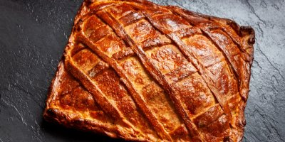 Recept na hornazo de Salamanca: Španělský plněný koláč s masem, chorizem a vejci