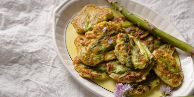 Zapomeňte na bramboráky. Tyhle chřestové placičky jsou křupavější, lehčí a neuvěřitelně návykové